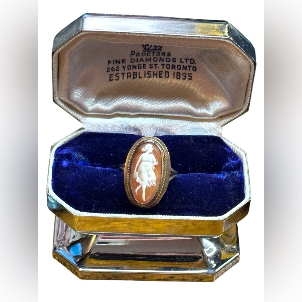 Lovely antique 14k gold carved shell oval cameo Ring